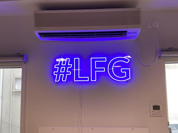 שלט ניאון למשרד הייטק